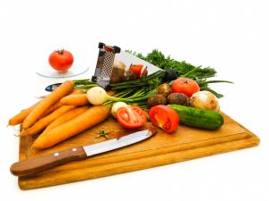 grönsaker på skärbräda